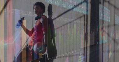 Afrika kökenli Amerikalı bir adamın su içmesi üzerine veri işleme görüntüsü. Küresel iş ve dijital arayüz kavramı dijital olarak oluşturulmuş görüntü.