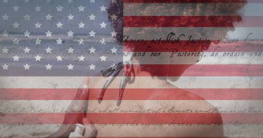 Bayrak sallayan Amerikan bayrağı, yaz tatilinde deniz kenarındaki melez kadınlar üzerine yazılmış anayasa metni. Ortağı sırtına güneş kremi sürüyor. Amerikan toplumu çeşitlilik kavramı dijital kompozisyon.