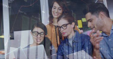 Ofisteki iş adamları üzerinde finansal veri işleme resmi. Küresel iş bağlantıları ve dijital arayüz konseptini dijital olarak oluşturur.