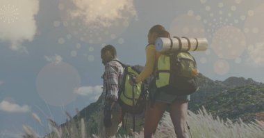 Afrika kökenli Amerikalı çiftlerin yürüyüş yapmasına karşı birden fazla ışık noktası ve soyut geometrik şekiller. Yürüyüş ve keşif konsepti