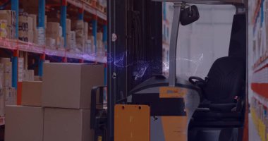 Forklift üzerinde parlayan ışık lekeleri ve depoda istiflenmiş raflar. küresel taşımacılık, dağıtım ve iş konsepti dijital olarak oluşturulmuş görüntü.