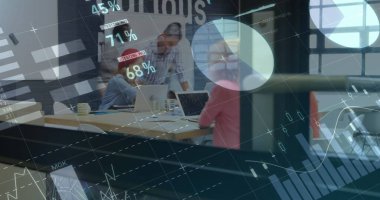 Çeşitli takımlar modern ofislerdeki verileri analiz eder. Sahneyi kaplayan grafikler, piyasa analizi veya mali incelemeye odaklanılmasını öneriyor.