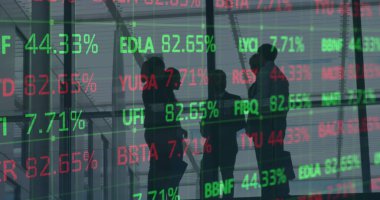 Ofiste çalışan iş adamlarının mali veri işleme görüntüsü. küresel iş, bağlantılar, dijital arayüz ve teknoloji konsepti dijital olarak oluşturulmuş görüntü.