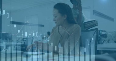 Ofisteki çeşitli iş adamlarıyla ilgili finansal veri işleme resmi. Küresel iş ve dijital arayüz kavramı dijital olarak oluşturulmuş görüntü.