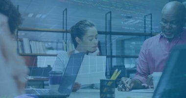 Ofisteki çeşitli iş adamlarıyla ilgili finansal veri işleme resmi. Küresel finans, iş, bağlantılar, hesaplama ve veri işleme kavramı dijital olarak oluşturuldu.