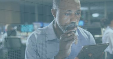 Tablet kullanan işadamının istatistik ve mali veri işleme görüntüsü. Küresel iş, finans, bağlantılar, ağlar ve veri işleme kavramı dijital olarak oluşturuldu.