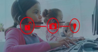 Ofiste telefon kulaklığı kullanan çeşitli çocukların medya simgeleri. Küresel iş, teknoloji ve dijital arayüz kavramı, dijital olarak oluşturulmuş görüntü.