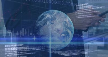 Küresel görüntü, beyaz iş adamının elinde akıllı telefon kullanarak elde ettiği finansal veriler. ticari, finans, ekonomi ve teknoloji konsepti dijital olarak oluşturulmuş imaj.