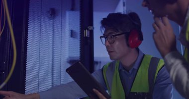 Dünya haritası üzerinde istatistik ve finansal veri işleme resimleri. Küresel iş bağlantıları ve dijital arayüz konseptini dijital olarak oluşturur.