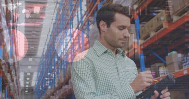 Depoda çalışan adamın veri işleme görüntüsü. küresel sevkiyat, dağıtım ve bağlantılar konsepti dijital olarak oluşturuldu.