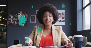 Afro-Amerikan iş kadınının imaj araması ve gülümsemesi üzerine medya simgeleri. küresel ağlar, iş dünyası, veri işleme ve dijital arayüz kavramı dijital olarak oluşturuldu.