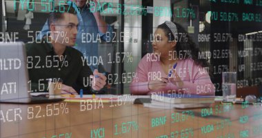 Çeşitli meslektaşların ofiste iş görüşmesi üzerine borsa görüntüsü. İş, finans ve iletişim konsepti dijital olarak oluşturulmuş imaj.