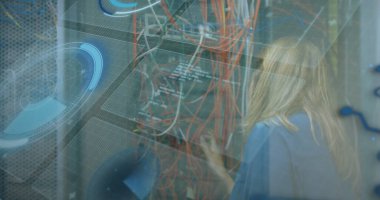 Kafkasyalı kadın bilgisayar sunucusu üzerinden tarama ve veri işleme görüntüsü. küresel hesaplama ve veri işleme kavramı dijital olarak oluşturulmuş resim.