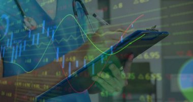 Kafkas erkek doktor yazıları üzerinden finansal veri işleme görüntüsü. küresel tıp, sağlık hizmetleri ve veri işleme kavramı dijital olarak oluşturulmuş görüntü.