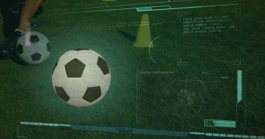 Futbolcu ve top üzerinden veri işleme görüntüsü. Spor ve rekabet konsepti dijital olarak oluşturulmuş imaj.