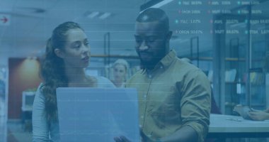 Ofisteki çeşitli iş adamlarıyla ilgili finansal veri işleme resmi. Küresel finans, iş, bağlantılar, hesaplama ve veri işleme kavramı dijital olarak oluşturuldu.