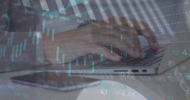 Bilgisayarı kullanan bir adamın finansal veri işleme görüntüsü. Küresel hesaplama, iş, finans ve veri işleme kavramı dijital olarak oluşturulmuş görüntü.