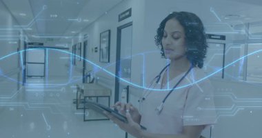 Çift ırklı kadın doktor üzerinde DNA ipliği ve tıbbi veri işleme görüntüsü. Küresel sağlık, bilim, tıp, araştırma, bilgisayar ve veri işleme kavramı dijital olarak oluşturulmuş görüntü.