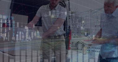 Kafkasyalı depo çalışanı ve kurye üzerinden finansal veriler. iş, finans ve dağıtım hizmetleri kavramı dijital olarak oluşturulmuş görüntü.