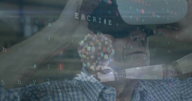 Sanal gerçeklik kulaklığı olan kıdemli beyaz adam. Yüzen alfanumerik karakterlerle çevrili dijital bir dünyaya dalmış gibi görünüyor..