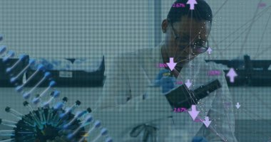 Araştırma sırasında bir kadın laboratuvar çalışanının görüntüsü üzerinde dönen 3D DNA ipliği ve verisi. Covid 19 salgın sağlık hizmetleri bilim konsepti dijital olarak oluşturulmuş görüntü.