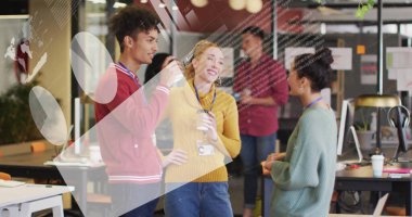 Çeşitli arkadaşlar kahve içip ofiste sohbet ederken grafiklerin ve bilgisayar dilinin görüntüsü. Dijital bileşim, iş dünyası, rapor, ilerleme, takım çalışması, konuşma, içki, mola ve kafe kavramı.