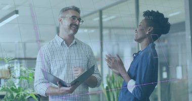 Ofiste çalışan çeşitli iş adamlarının finansal veri işleme görüntüsü. Küresel iş, finans, hesaplama ve veri işleme kavramı dijital olarak oluşturulmuş görüntü.