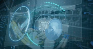 Veri işleme resmi ve bilgisayar sunucusunun kabloları üzerinden 5g metin. küresel bağlantılar, veri işleme ve hesaplama kavramı dijital olarak oluşturulmuş resim.