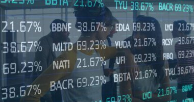 Ofisteki iş adamları üzerinde finansal veri işleme resmi. küresel iş, finans, veri işleme ve dijital olarak oluşturulmuş görüntü konsepti.