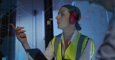 Tablet kontrol sunucularıyla beyaz kadın mühendis üzerinde veri işleme görüntüsü. veri işleme, bulut hesaplama konsepti ve teknoloji konsepti dijital olarak oluşturulmuş görüntü.