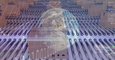 Taşıyıcı bantlardaki karton kutuların üzerinde işlenen dünya ve veri görüntüsü. Dijital olarak oluşturulan küresel gönderim ve dağıtım konsepti.