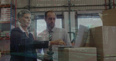 Depodaki beyaz işçilerin veri işleme görüntüsü. Küresel iş ve dijital arayüz kavramı dijital olarak oluşturulmuş görüntü.