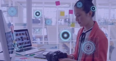 Asyalı iş kadınının ofisindeki dürbünle olan bağlantıları. Küresel iş, bağlantılar, dijital arayüz, hesaplama ve veri işleme kavramı dijital olarak oluşturuldu.