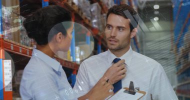 Depoda çalışanların veri işleme görüntüsü. küresel sevkiyat, dağıtım ve bağlantılar konsepti dijital olarak oluşturuldu.