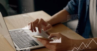 Akıllı telefon kullanan iş adamlarının finansal veri işleme görüntüsü. global business, finans, data işleme ve dijital arayüz kavramı dijital olarak oluşturuldu.