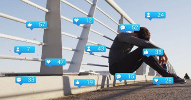 Afro-Amerikan bir adamın oturması üzerine medya simgeleri. Küresel iş ve dijital arayüz kavramı dijital olarak oluşturulmuş görüntü.