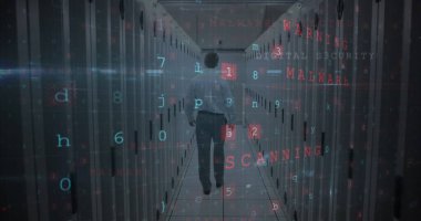 Beyaz adamın sunucu odasında siber saldırı uyarısı var. küresel internet güvenliği, bağlantılar ve veri işleme kavramı dijital olarak oluşturulmuş görüntü.