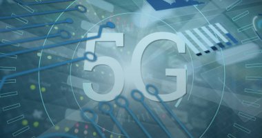 Sunucu üzerinde 5G metin, dürbün taraması ve veri işleme resmi. Küresel bağlantılar, veri işleme ve dijital arayüz konsepti dijital olarak oluşturulmuş resim.