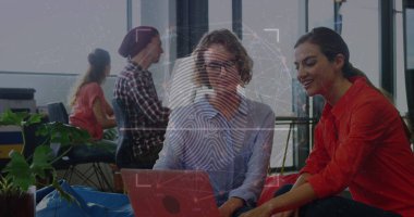 Ofiste dizüstü bilgisayar kullanan iki farklı bayan meslektaşın üzerindeki biyometrik parmak izi tarayıcısı görüntüsü. Siber güvenlik ve iş teknolojisi kavramı