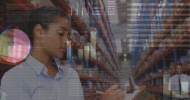 Depodaki stokları kontrol eden Afrikalı Amerikalı kadın yöneticiye karşı istatistiksel veri işleme. lojistik ve ulaşım sektörü kavramı