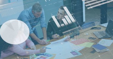 Ofisteki çeşitli iş adamlarıyla ilgili finansal veri işleme resmi. Küresel iş, finans, bilgisayar ve veri işleme kavramı dijital olarak oluşturulmuş görüntü.