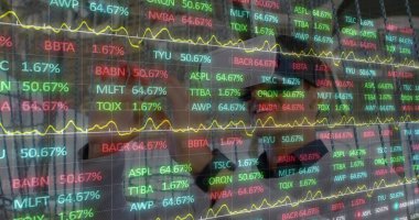 VR kulaklık kullanılarak işadamının mali veri işleme görüntüsü. küresel iş, bağlantılar, dijital arayüz ve teknoloji konsepti dijital olarak oluşturulmuş görüntü.