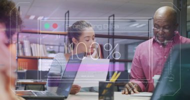 Ofiste çalışan çeşitli iş adamlarının finansal veri işleme görüntüsü. Küresel iş, finans, hesaplama ve veri işleme kavramı dijital olarak oluşturulmuş görüntü.