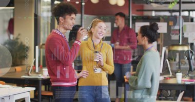 Bilgi arayüzü görüntüsü ve çeşitli mutlu meslektaşlar kahve içip, ara verdiğimizde konuşuyorlar. Dijital bileşim, iş dünyası, rapor, ilerleme, takım çalışması, içki, neşeli sohbet, ofis.