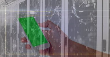 Yeşil ekranlı akıllı telefon kullanan bir adamın finansal veri işleme görüntüsü. Küresel hesaplama, iş, finans ve veri işleme kavramı dijital olarak oluşturulmuş görüntü.