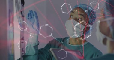 Asyalı kadın cerrahın meslektaşıyla tartıştığı tıbbi veri işleme görüntüsü. Tıbbi ve sağlık hizmetleri konsepti dijital olarak oluşturulmuş görüntü.