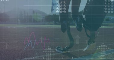 Yarış pistinde koşan engelli bir erkek sporcunun dijital veri işleme görüntüsü. global spor, rekabet, engellilik ve dijital arayüz kavramı dijital olarak oluşturulmuş görüntü.