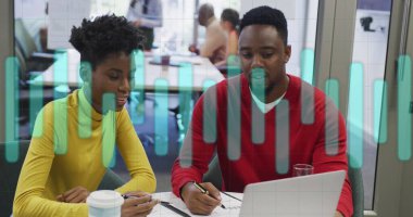 Ofiste çalışan çeşitli iş adamlarının üstündeki sütunların görüntüsü. Küresel iş, finans ve dijital arayüz kavramı dijital olarak oluşturulmuş görüntü.