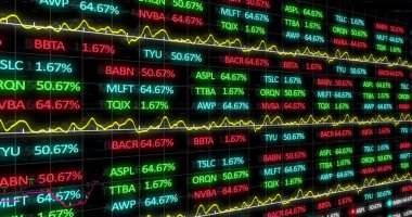 Kara fon üzerinden veri işleme ve borsa görüntüsü. Küresel iş ve dijital arayüz kavramı dijital olarak oluşturulmuş görüntü.