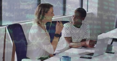 Ofisteki çeşitli kadın iş arkadaşlarının mali verileri ve grafikleri. İş, finans, ekonomi ve işbirliği konsepti dijital olarak oluşturulmuş imaj.